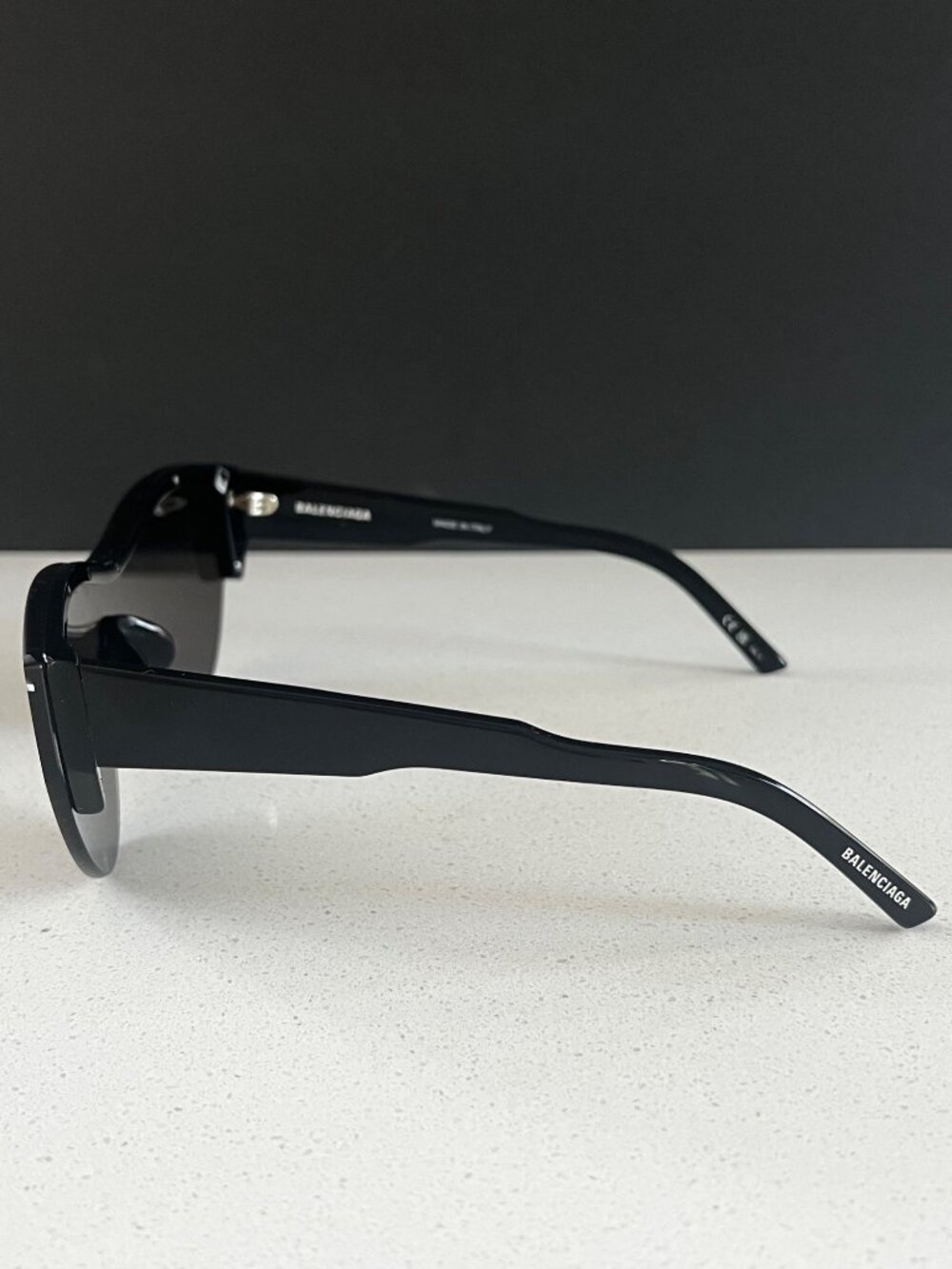 Balenciaga Shield BB0004S sunglasses in shiny black - Picture 5 of 10